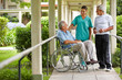 Zwei Senioren reden mit Krankenschwester