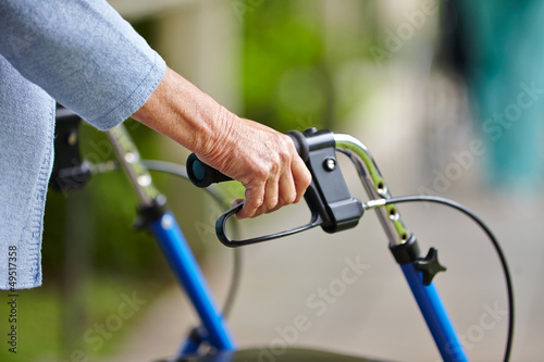 Photo: Hände eines Senioren am Rollator Hände eines Senioren am Rollator