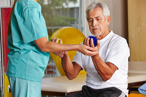 Photo: Senior mit Igelball bei Physiotherapie Senior mit Igelball bei Physiotherapie