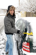 Photo: Mann kehrt Schnee vom Auto Mann kehrt Schnee vom Auto