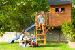 Familie am Spielhaus
