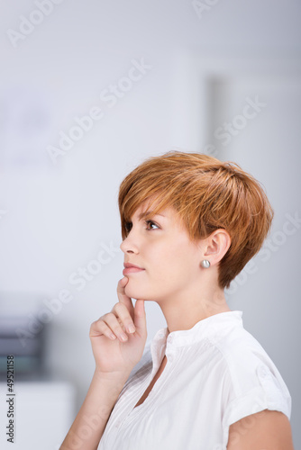 Photo: junge frau plant etwas junge frau plant etwas
