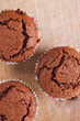 Detaily fotografie chocolate muffin isolated top view wooden