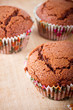 Detaily fotografie delicious homemade muffins over wooden board