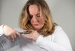 Frau schneidet sich die Haare