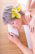 seniorin bei massage