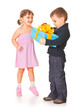Foto: Little boy giving a gift box to her girlfriend Little boy giving a gift box to her girlfriend