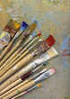 pinsel mit farbe auf gemaltem hintergrund