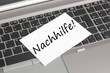 Computer mit Zettel Nachhilfe