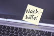 Laptop mit Zettel Nachhilfe