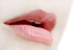 Bouche de jeune femme naturelle, semi-profil