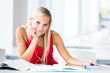 Foto: in the library - pretty female student with books in the library - pretty female student with books