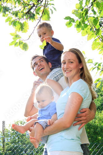 Photo: Familie im Garten Familie im Garten