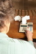 Seniorin mit Taschenrechner