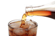 Cola wird in ein Glas gegossen