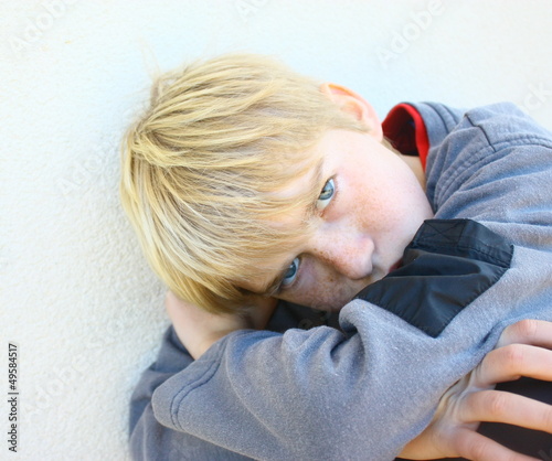 Photo: jeune garçon,regard , qui boude jeune garçon,regard , qui boude
