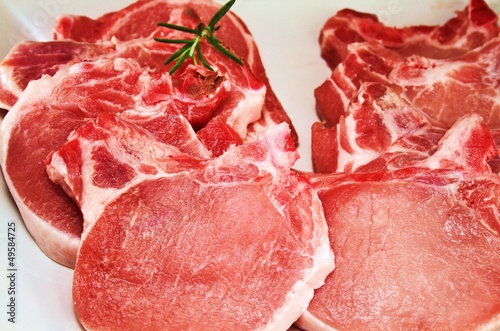 Photo: frisch aufgeschnittene Schweinekoteletts frisch aufgeschnittene Schweinekoteletts