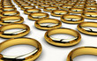 Illustration: Pila di fedi anelli d'oro matrimoniali Pila di fedi anelli d'oro matrimoniali