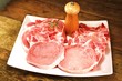 frisch aufgeschnittene Schweinekoteletts