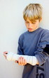 Photo: adolescent"blessure, bande au bras" adolescent"blessure, bande au bras"