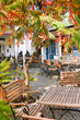 Sonnige Gartenterrasse, Biergarten, Holzmöbel