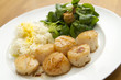 Jakobsmuscheln mit Reis, Safransosse und Feldsalat