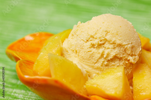 Photo: Mangostückchen mit Mangoeis Mangostückchen mit Mangoeis