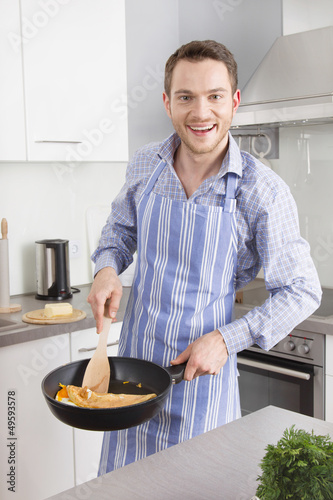 Photo: Mann in der Küche - Rührei Mann in der Küche - Rührei