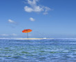 parasol de plage sur îlot de sable blanc