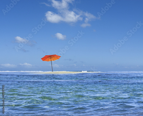 Photo: parasol de plage sur îlot de sable blanc parasol de plage sur îlot de sable blanc