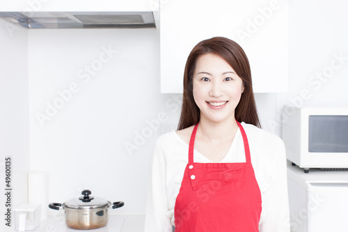 Photo: キッチンに立つ女性 キッチンに立つ女性