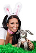 Frau mit Osterhase