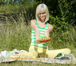 Foto: woman with grape at a picnic woman with grape at a picnic