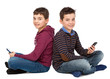 Photo: Zwei freundliche Teenager mit Smartphones Zwei freundliche Teenager mit Smartphones