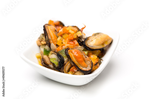 Photo: Muschelsalat in einer weißen Schale Muschelsalat in einer weißen Schale
