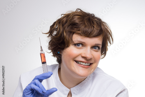 Photo: Verrückte Wissenschaftlerin hält Spritze Verrückte Wissenschaftlerin hält Spritze
