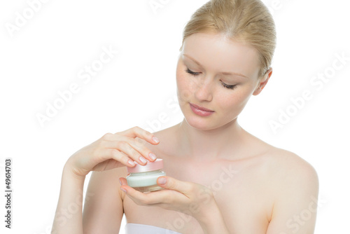 Photo: junge frau mit cremetiegel junge frau mit cremetiegel
