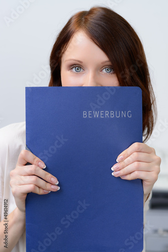 Photo: junge frau mit bewerbungsmappe junge frau mit bewerbungsmappe