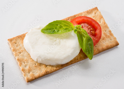 Photo: Crackers con mozzarella, tomato and basil Crackers con mozzarella, tomato and basil