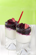 Joghurt und Quarkdessert auf Tablett - Yogurt and cottage cheese