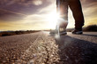 hombre en la carretera y puesta de sol