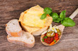 Gebackener Käse mit Antipasti und Weißbrot