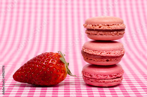 Photo: Erdbeer und drei Macaron in rot Erdbeer und drei Macaron in rot