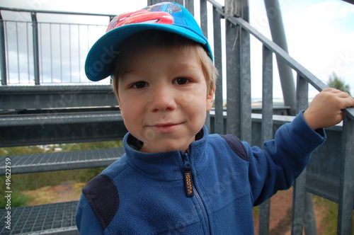 Photo: Kind hält sich fest am Geländer Kind hält sich fest am Geländer