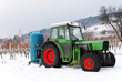 Grüner Traktor im Schnee