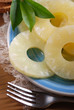 ananas a fette sul piatto