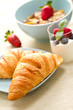Buttercroissant mit Schale Müsli