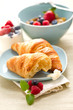 Buttercroissant mit Schale Müsli