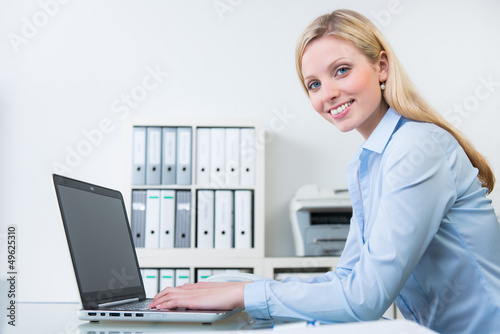 Photo: auszubildende bürokauffrau auszubildende bürokauffrau