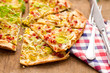 Flammkuchen mit Lauch und Schinkenwürfeln